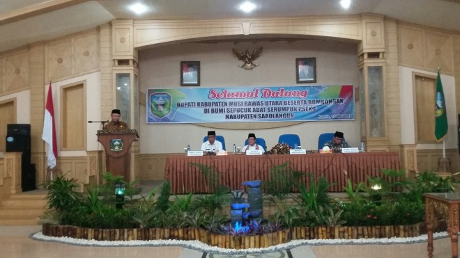 Pertemuan bupati Muratara dengan Bupati Sarolangun digelar di ruang pola Pemkab Sarolangun dan diikuti pejabat dari sejumlah pejabat Muratara dan Sarolangun.