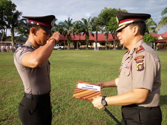 Kaporesta Jambi Kombes Pol Bernard Sibarani menyerahkan Reward kepada Briptu Bobby anggota berprestasi.