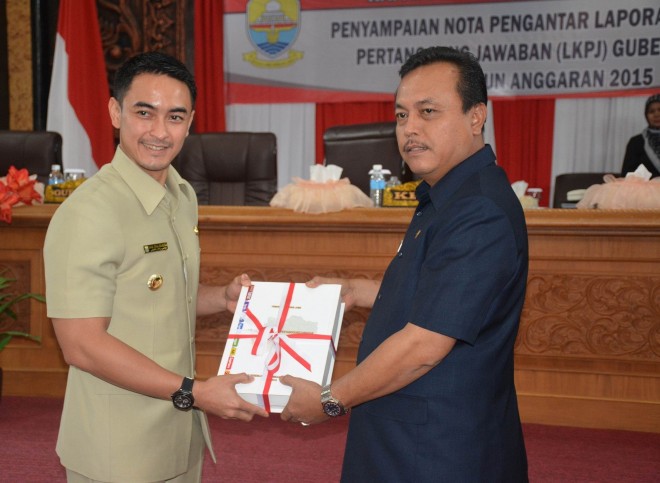 Gubernur Zumi Zola menyerahkan LKPJ Gubernur Jambi tahun 2015 kepada Ketua DPRD Provinsi Jambi, H Cornelis Buston belum lama ini 
