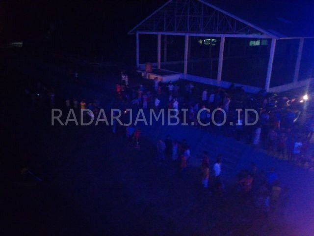 Terlihat warga sekitar  mencari keberadaam Hasbi didalam Air, warga yang memakai alat tradisional terus mencari keberadaan Hasbi yang diperkirakan hanyut belum jauh tepat dibawah Jembatan Batrix Sarolangun.