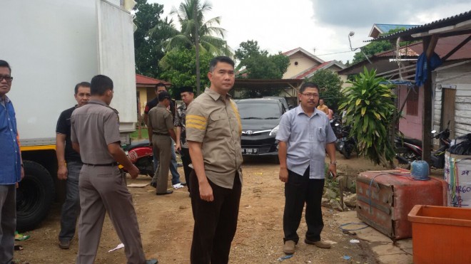 Walikota Jambi Syarif Fasha saat berada dilokasi penggrebekan.
