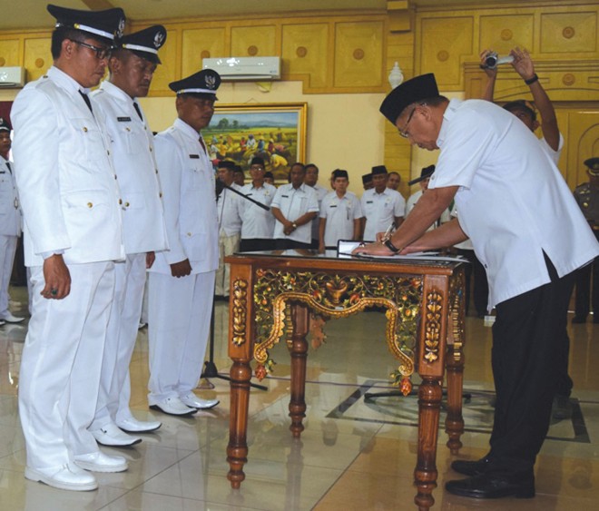 Bupati Sarolangun, Cek Endra saat melakukan Penandatanganan naskah pelantikan Kades.