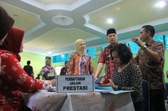 Wali Kota Jambi saat sidak pantau proses PPDB di SMA 1 Jambi.