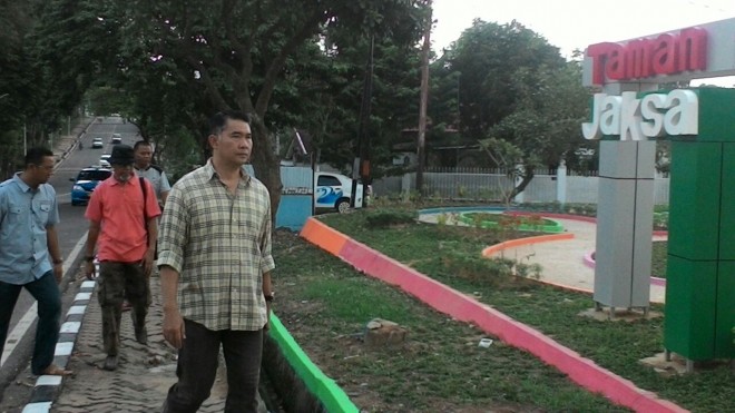 Wali Kota Jambi bersama dengan Kabid Cipta Karya saat mengecek Taman Jaksa.