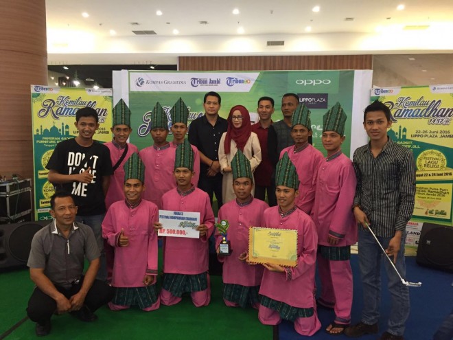 Eka Marlina dewan pembina grup kompangan (Hadrah) Ikhlas Beramal Desa Purwodadi, Kecamatan Tebo Tengah. Grup Hadrah tebo ini raih juara 3 pada festival kompangan.