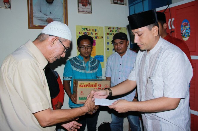 Pembina IWAKO yang juga Kabag Humas dan Protokol Kota Jambi, Abu Bakar, serahkan bantuan yang disisihkan dari saku wartawan dan Humas.