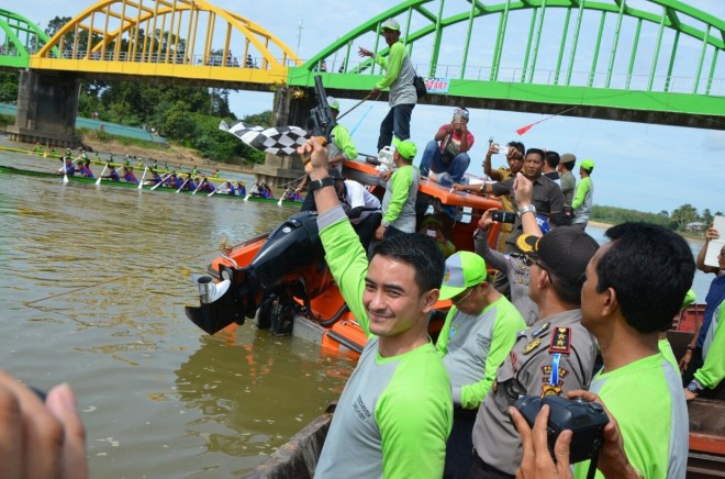 Gubernur Jambi, Zumi Zola saat melepas peserta lomba biduk di Sungai Batang Tembesi, kemarin.
