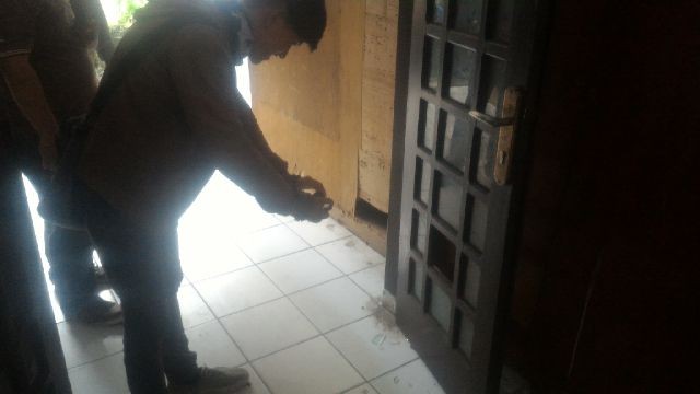 Terlihat puing-puing pecahan kaca pintu Disdik Kota Jambi.