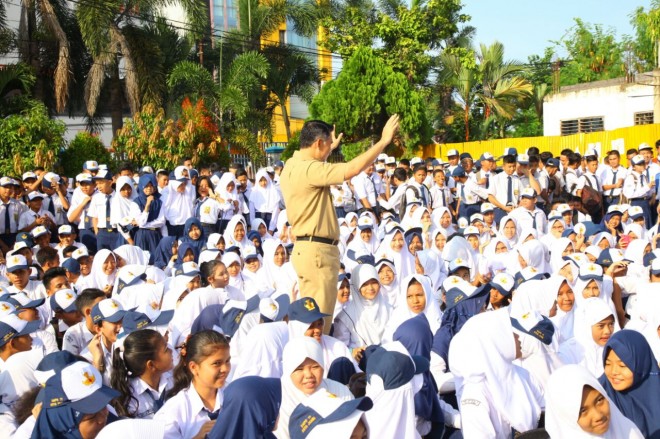 Walikota Jambi H. Syarif Fasha ditengah-tengah siswa dan siswi SMPN 11 Jambi.