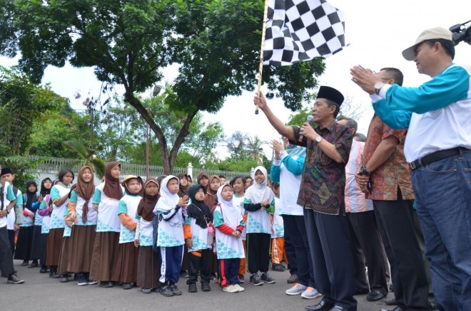Wakil Walikota Jambi H. Abdullah Sani melepas peserta Wisata Anak 