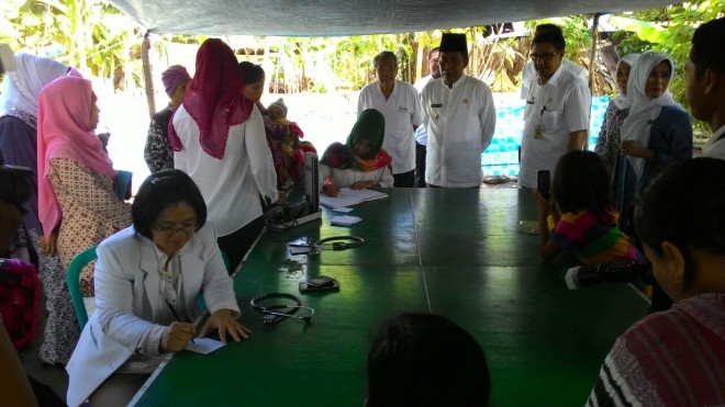 Wakil Walikota Jambi ketika memantau pelaksanaan pelayanan kesehatan gratis.