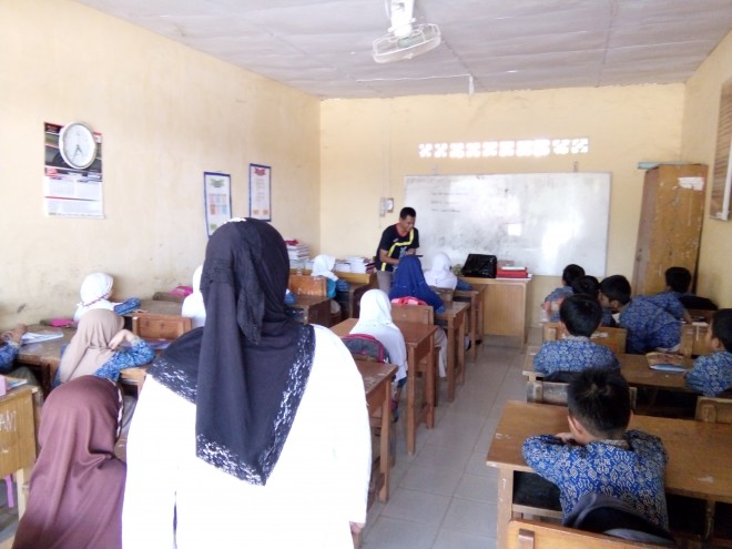 Siswa belajar di kelas yang sebelumnya kantin sekolah.