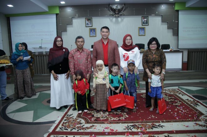 Foto bersama usai sosialisasi penyelenggaraan wajib PAUD satu tahun pra SD di ruang pola kemarin.