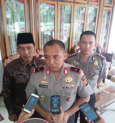 Kapolda Jambi Berigjen Pol Drs Yazid Fanani MSi didampingi Penjabat Bupati, Arief Munandar SE dan Kapolres, AKBP Budiman BP SH MH saat memberikan keterangan pers.