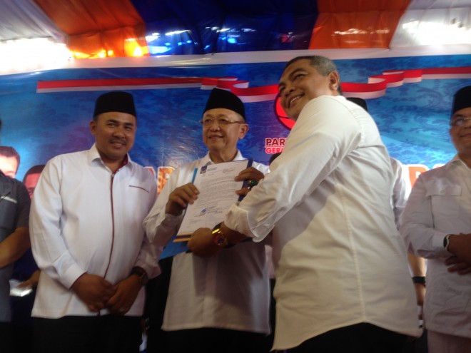 Pasangan Cek Endra- Hillalatil Badri saat menerima SK dukungan dari Partai NasDem.