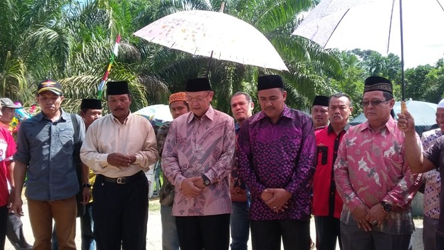 Kunjungan perdana Paslon H Cek Endra dan H Hilallatil Badri ke desa Lubuk Jering, Kecamatan Airhitam.