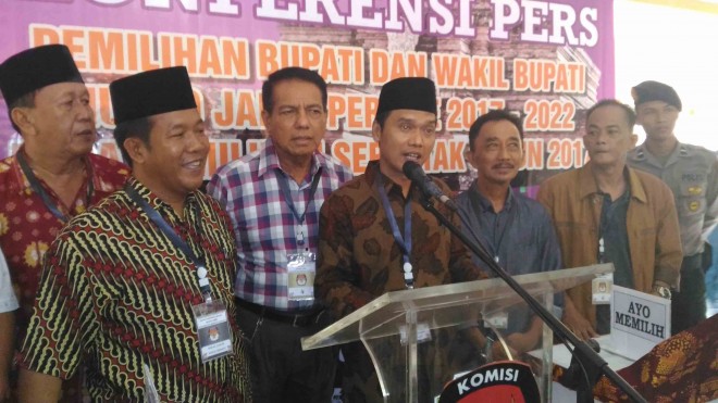 Usman Ermulan dan Azrin Usman ketika mendampingi pasangan Abun Yani-Suharyanto mendaftar ke KPU Muarojambi kemarin.