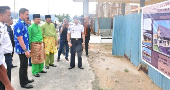 Gubernur Jambi, Zumi Zola saat meninjau bandara Depati Parbo Kerinci belum lama ini.