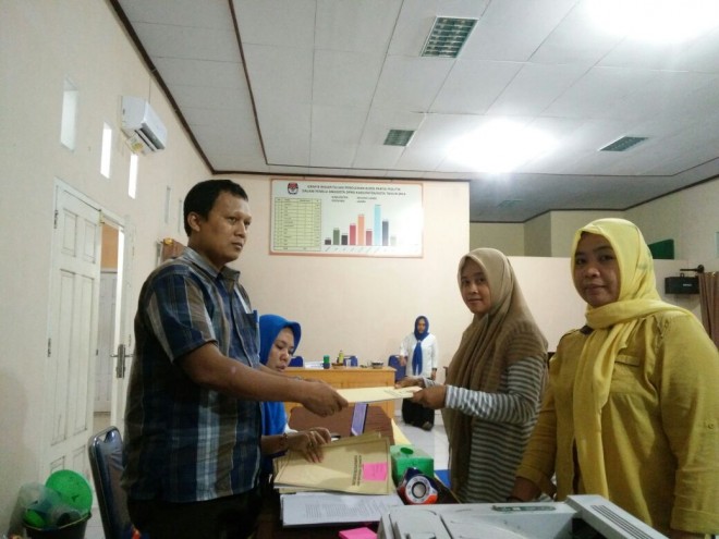 Salah satu tim penghubung paslon menyerahkan berkas perbaikan ke KPU Muarojambi.