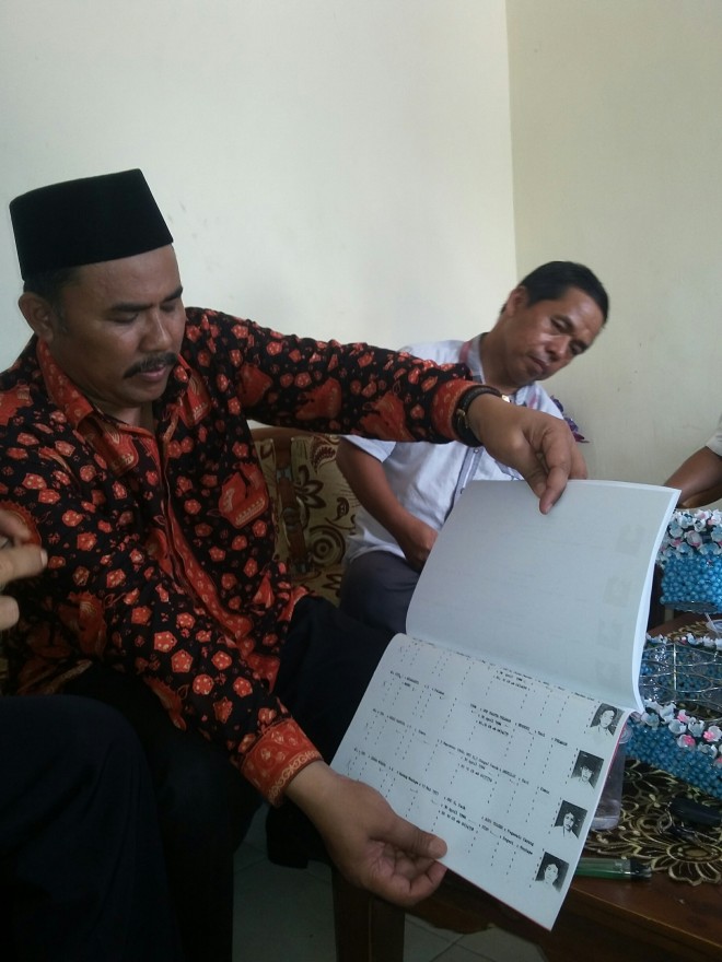 Cawabup Hilal saat menunjukkan bukti otentik soal legalitas ijazah SMA