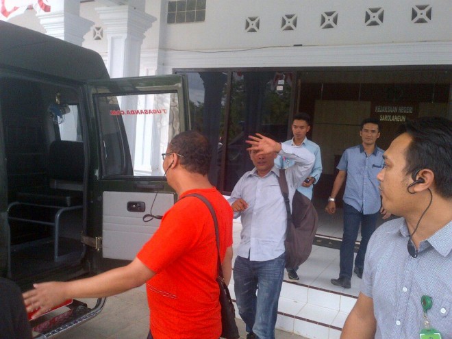 Aksi penahanan salah satu tersangka yang dilakukan penyidik Kejari Sarolangun beberapa waktu yang lalu.