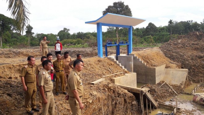 Walikota Jambi ketika meninjau sejumlah proyek irigasi.