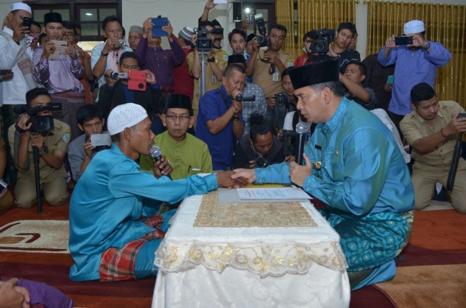 Walikota membimbing SAD mengucap syahadat.