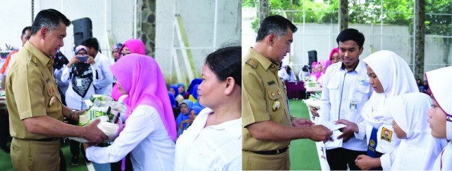 Walikota menyerahkan dana bantuan sekolah.