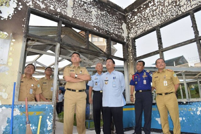 Walikota Jambi ketika mengunjungi lokasi bangunan yang hangus terbakar di dalam Lapas Klas 2A Jambi.