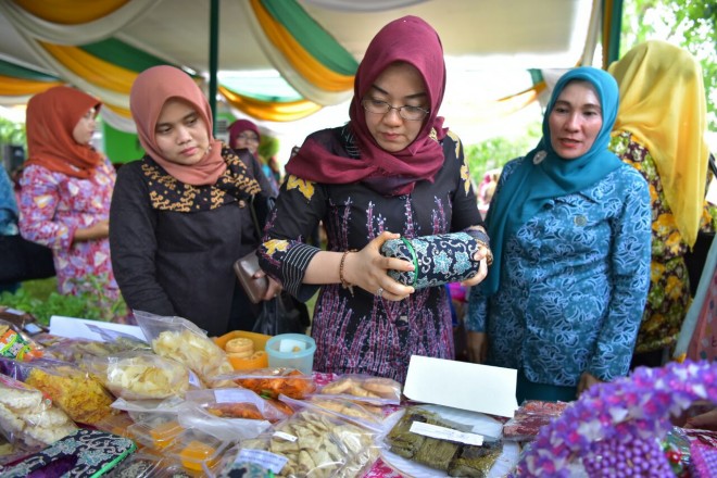 Ketua TP PKK Kota Jambi meninjau karya ibu-ibu PKK.
