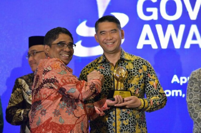 Walikota Jambi menerima penghargaan.