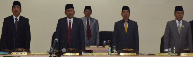 Penjabat (Pj) Bupati Sarolangun, Arief Munandar saat menyanyikan lagu Indonesia  Raya.