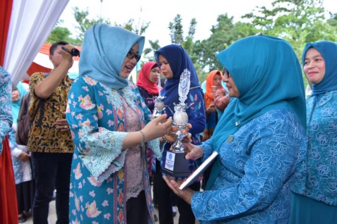 Hj Yuliana Fasha menyerahkan tropi kepada pemenang.