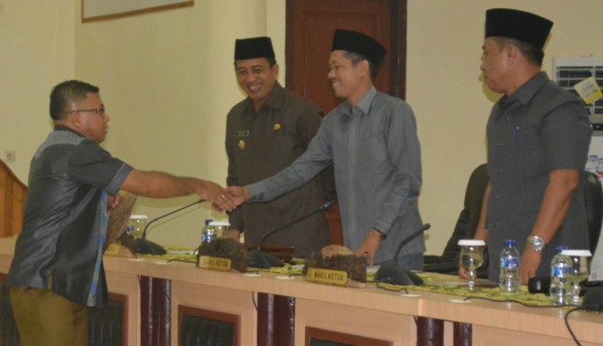 Amir Mahmud menerima pandangan umum Fraksi Demokrat.