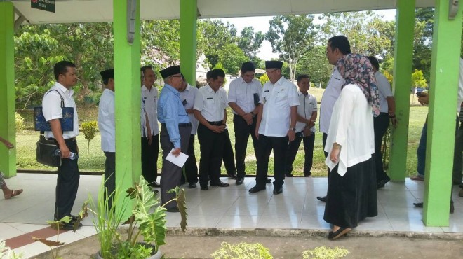 Bincang ramah H Cek Endra dengan Tomas, H Yusak Syawal.
