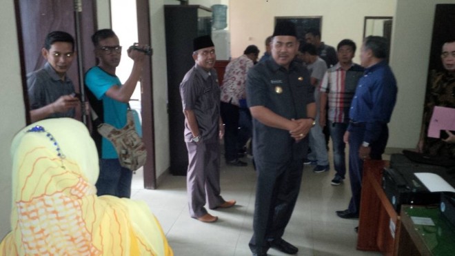 Aksi Sidak yang digelar Wabup, H Hillatil Badri di ruangan bagian Pemdes.