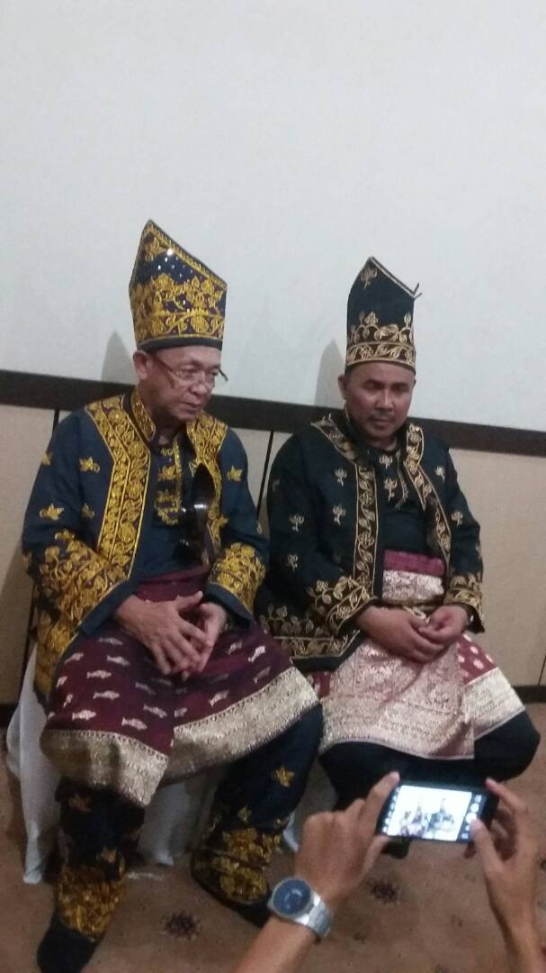 H Cek Endra dan H Hillalatil Badri pasca mengkuti prosesi adat dalam rangka penyambutan sebagai Bupati dan Wabup oleh LAM Sarolangun di Rumdis Bupati, lalu.