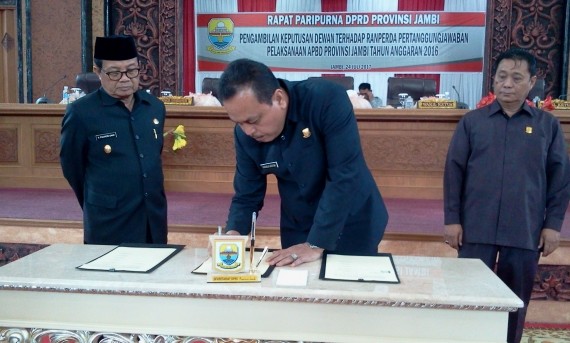 Ketua DPRD didampingi Wakil Gubernur Jambi saat  penandatanganan persetujuan 