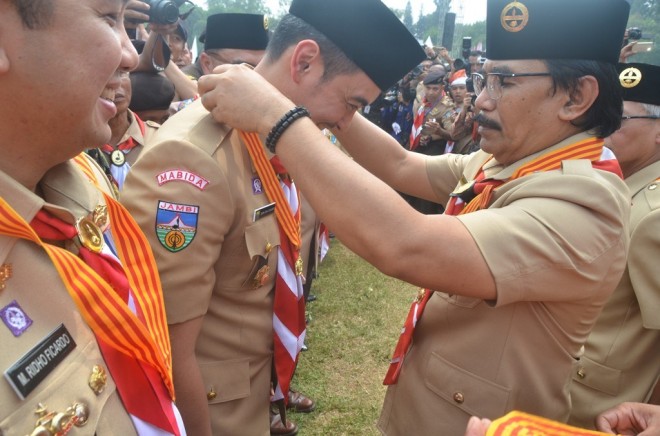 Zumi Zola saat disematkan penghargaan  oleh Kepala Kwarnas, Adhyaksa Dault, atas nama Presiden Joko Widodo