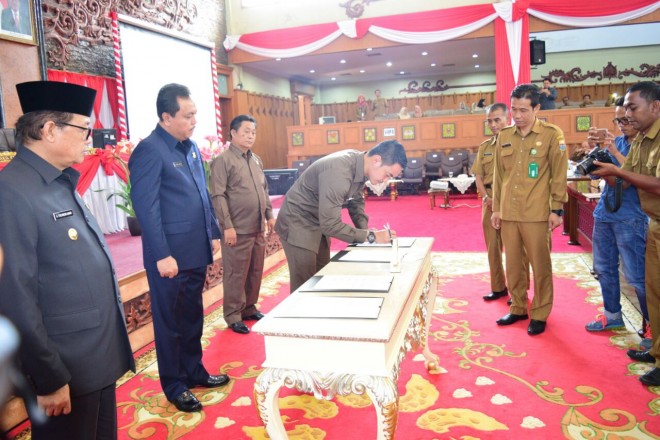 Gubernur Jambi saat tandatangani pengesahan