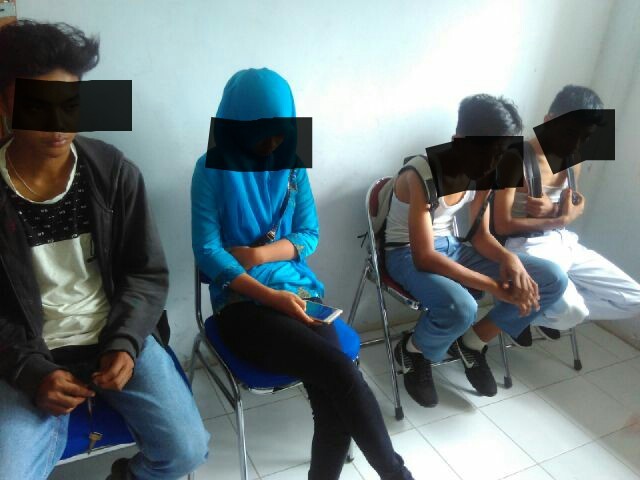 Dua pelajar dan sepasang muda mudi saat diamankan Pol PP Tebo