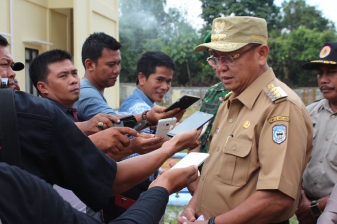 Bupati Sarolangun, Drs H Cek Endra saat diwawancarai wartawan, baru-baru ini