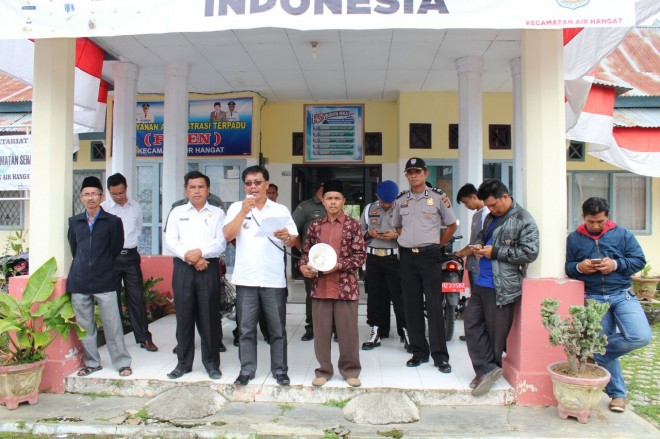 Warga desa Koto Diair saat unjuk rasa dikawal aparat kepolisian