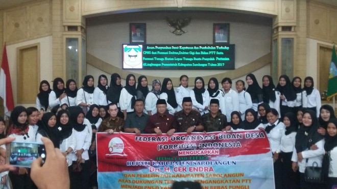 Bidan Desa photo bersama H Cek Endra, H Hillalatil Badri, Sudirman dan H Adnan HS