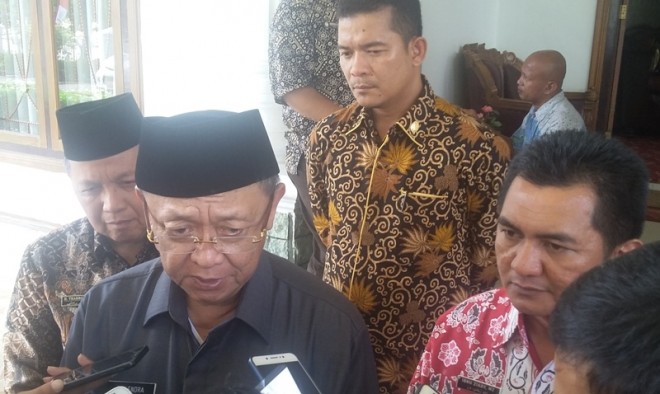 Bupati H Cek Endra didampingi Sekda, H Thabroni Rozali dan Plt Kadis PUPR, Ibnu Ziady MZ diwawancarai wartawan