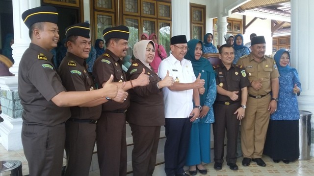 Bupati, H Cek Endra dan Wabup, H Hillalatil Badri photo bersama Kejati, Andi Nurwinah SH dan Aspidsus, Aksyam SH