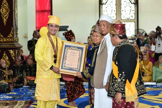Ketua LAM Jambi Menyerahkan ucapan selamat dari Mendagri , Tjahjo Kumolo Kepada Gubernur Jambi dan istri.