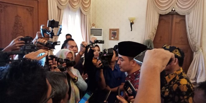 Zumi Zola Saat Menjelaskan Ke Awak Media Terkait Pemeriksaan KPK Jumat (5/1/2017)