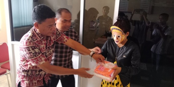 Seorang Janda, Kampung Baru Muara Tembesi Saat Diamankan Petugas 