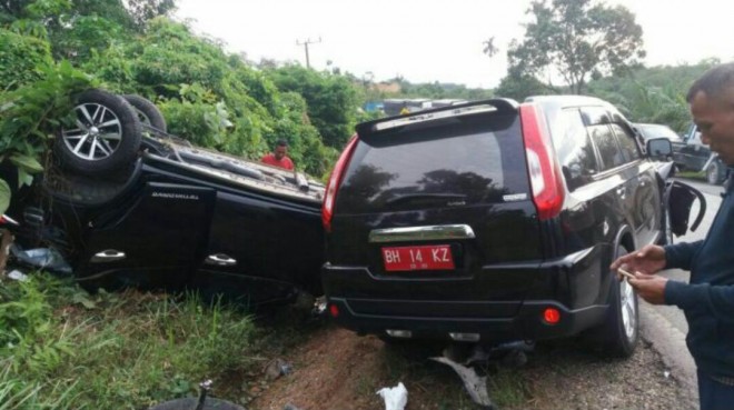 Mobil Dinas Bupati Bungo,  saat Kejadian Lakalantas dengan Mobil Travel. 